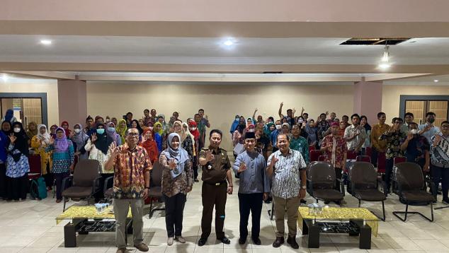Foto bersama antara Asisten Pemerintahan Kesejahteraan Rakyat, Kepala Dinas Pendidikan, peserta dan narasumber